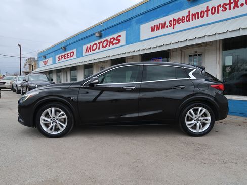 Used 2017 INFINITI QX30 image 3