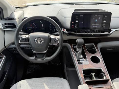 Certified 2021 Toyota Sienna LE image 10