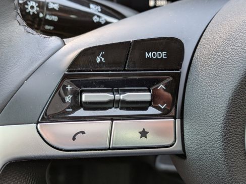 Certified 2025 Hyundai Elantra SEL image 25