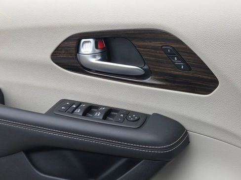 Used 2024 Chrysler Pacifica Limited FWD image 27