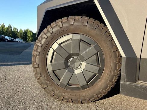 Used 2025 Tesla Cybertruck AWD Crew Cab image 13