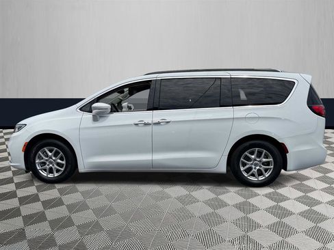 Used 2022 Chrysler Pacifica Touring-L FWD image 3