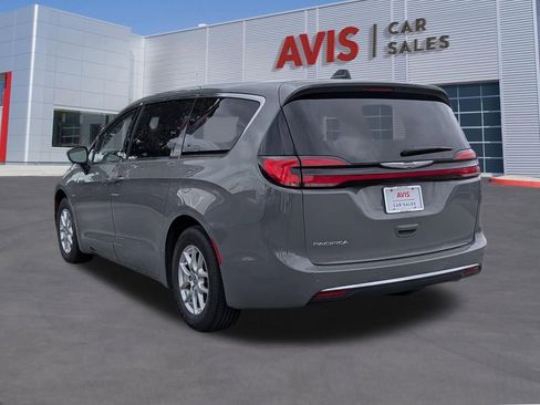 Used 2023 Chrysler Pacifica Touring-L image 6