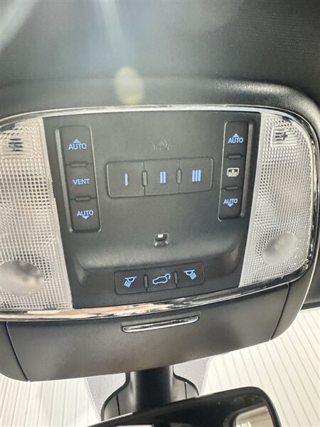 Used 2020 Jeep Grand Cherokee Overland AWD/4WD image 23
