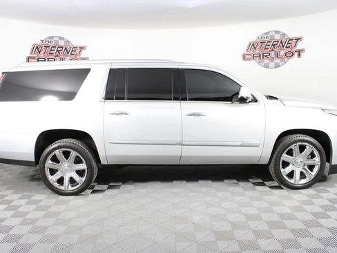Used 2020 Cadillac Escalade ESV Luxury AWD/4WD image 8