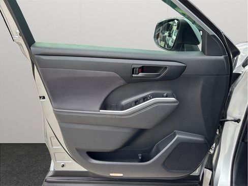 Used 2020 Toyota Highlander LE FWD image 18