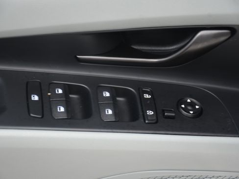Used 2025 Hyundai Elantra Limited FWD image 12