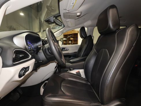 Used 2024 Chrysler Pacifica Touring-L image 19