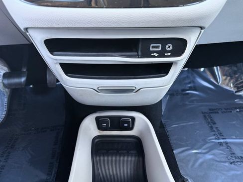 Used 2017 Chrysler Pacifica Touring-L FWD image 25