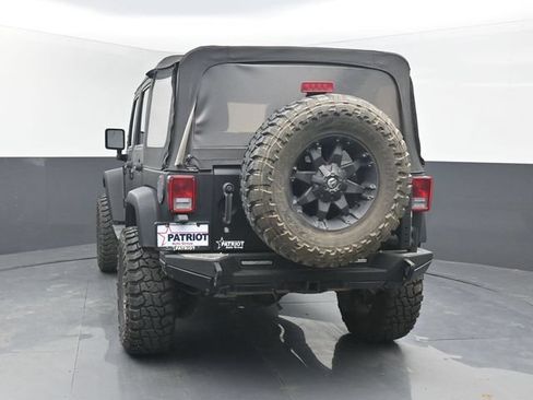Used 2012 Jeep Wrangler Unlimited Sahara AWD/4WD image 4