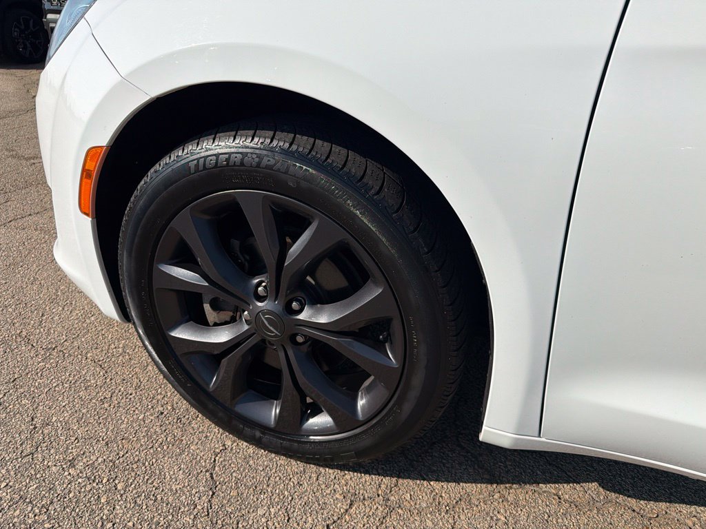 Used 2019 Chrysler Pacifica Touring Plus w/ S Appearance Package FWD image 9