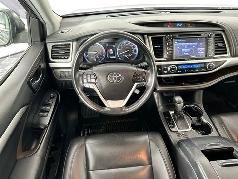 Used 2019 Toyota Highlander XLE AWD/4WD image 2