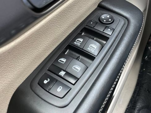 Used 2023 Chrysler Pacifica Touring-L FWD image 12