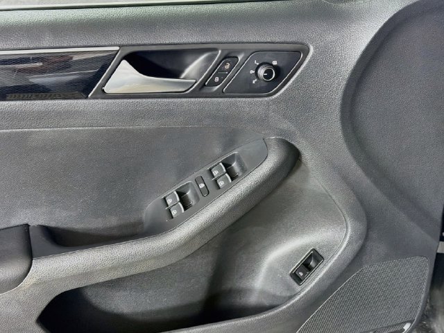 Used 2017 Volkswagen Jetta SEL FWD image 20