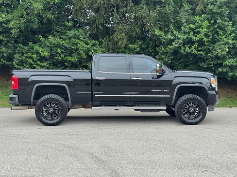 Used 2018 GMC Sierra 2500 Denali w/ Duramax Plus Package AWD/4WD image 4