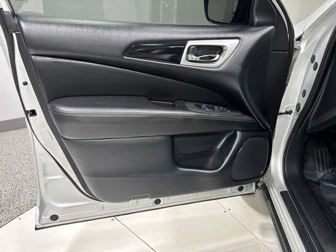 Used 2020 Nissan Pathfinder S AWD/4WD image 9
