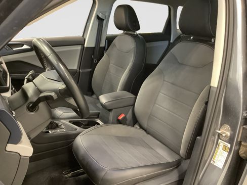 Used 2022 Volkswagen Taos SE FWD image 19