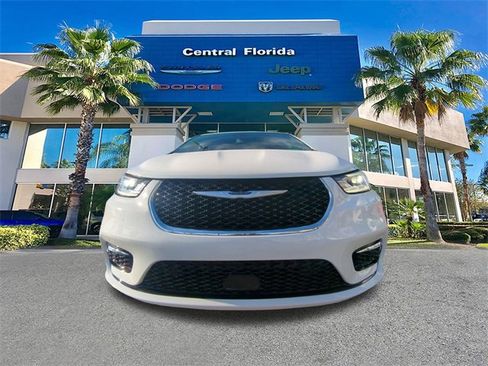 New 2026 Chrysler Pacifica Limited w/ Uconnect Theater Family Group image 3