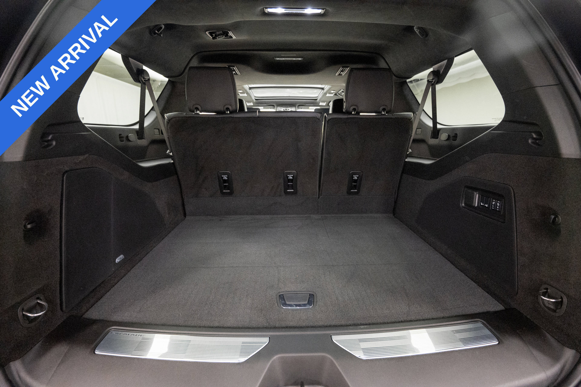 Used 2026 Cadillac Escalade ESV V w/ LPO, ONYX Package AWD/4WD image 53