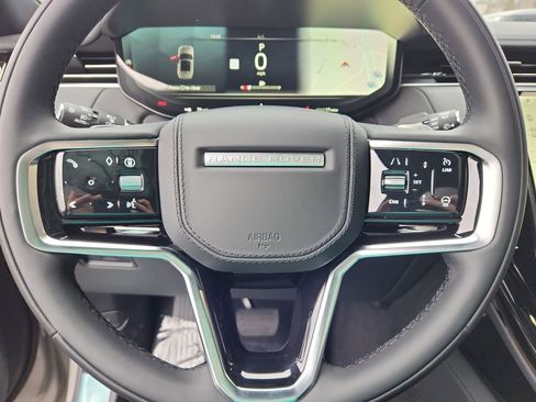 Used 2025 Land Rover Range Rover Sport SE image 18