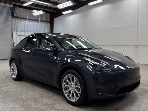 Used 2024 Tesla Model Y 2WD image 22