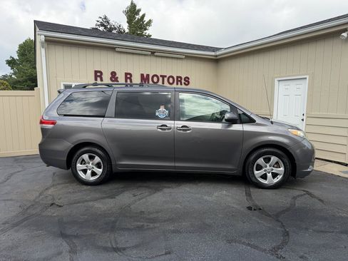 Used 2011 Toyota Sienna LE w/ Towing Pkg FWD image 2