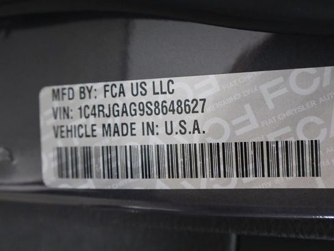 Used 2025 Jeep Grand Cherokee Laredo RWD image 39