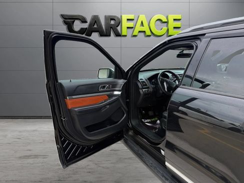 Used 2019 Ford Explorer XLT w/ Equipment Group 202A AWD/4WD image 14