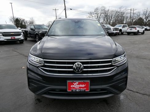 Used 2022 Volkswagen Tiguan SE w/ Panoramic Sunroof Package image 9