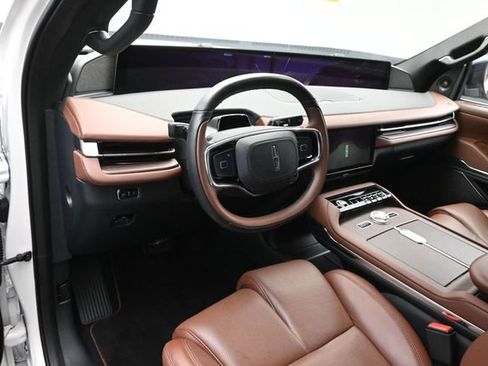 Certified 2025 Lincoln Navigator Reserve AWD/4WD image 9
