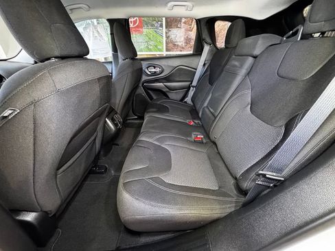 Used 2019 Jeep Cherokee Latitude w/ Popular Appearance Group AWD/4WD image 42