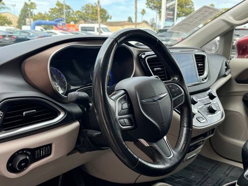 Used 2019 Chrysler Pacifica Touring-L Plus w/ Tire & Wheel Group FWD image 10