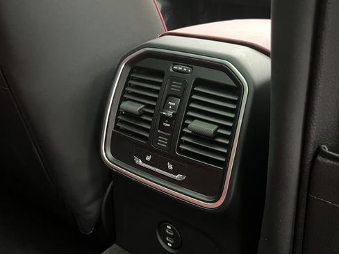 Used 2025 Porsche Macan image 29