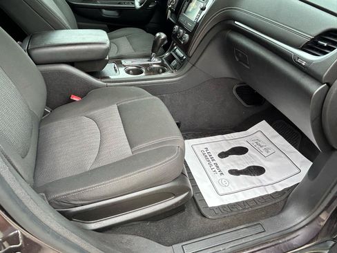 Used 2015 Chevrolet Traverse LT w/ Style and Technology Package FWD image 12