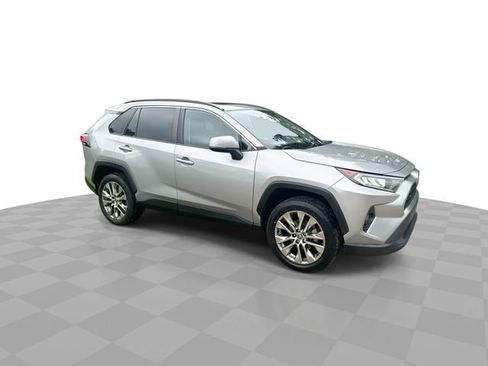 Used 2021 Toyota RAV4 XLE Premium FWD image 3