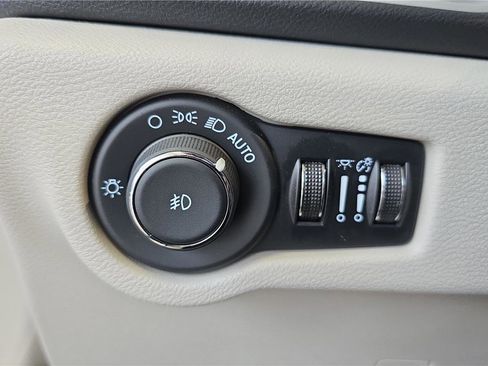 Used 2024 Chrysler Pacifica Touring-L image 26