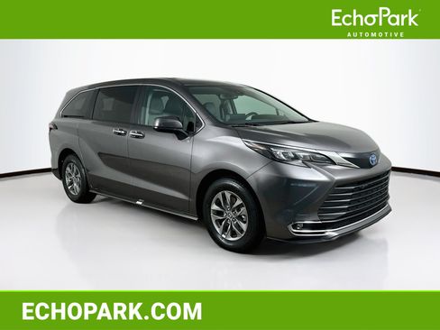 Used 2024 Toyota Sienna XLE FWD image 1