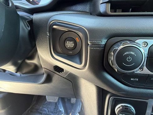 Used 2025 Jeep Wrangler Unlimited Rubicon AWD/4WD image 17