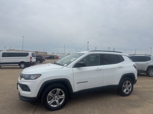 Used 2023 Jeep Compass Latitude image 8