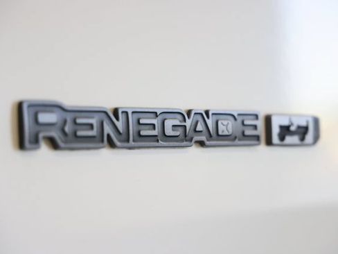 Used 2021 Jeep Renegade Latitude AWD/4WD image 9