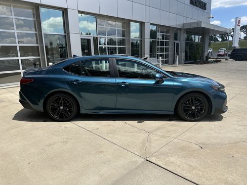 Used 2025 Toyota Camry SE FWD image 10