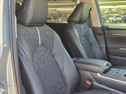 Used 2025 Toyota Highlander XLE AWD/4WD image 31