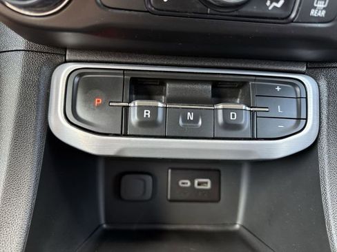 Used 2023 GMC Acadia SLE w/ Driver Convenience Package FWD image 16