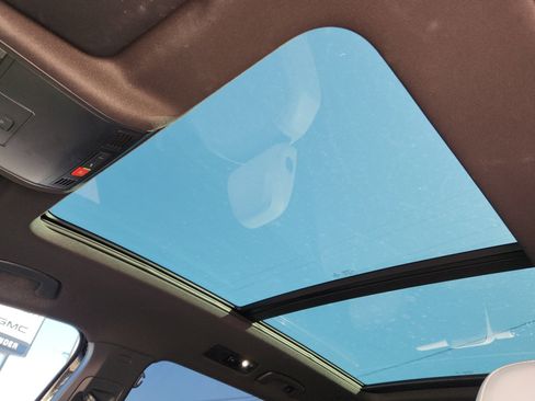 Used 2023 Volkswagen Tiguan SE R-Line image 19