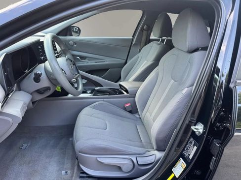 Used 2022 Hyundai Elantra SE FWD image 12