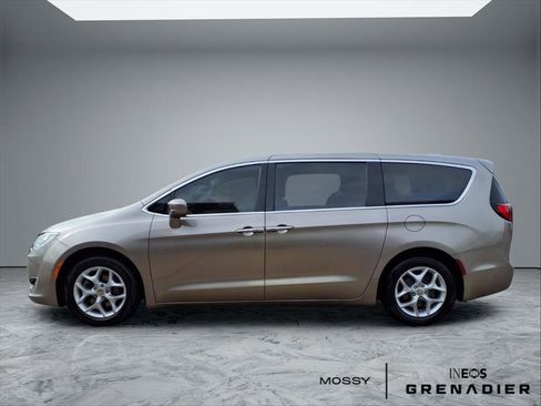 Used 2018 Chrysler Pacifica Touring Plus w/ Tire & Wheel Group image 4