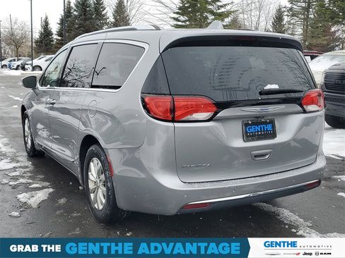 Used 2018 Chrysler Pacifica Touring-L Plus image 3