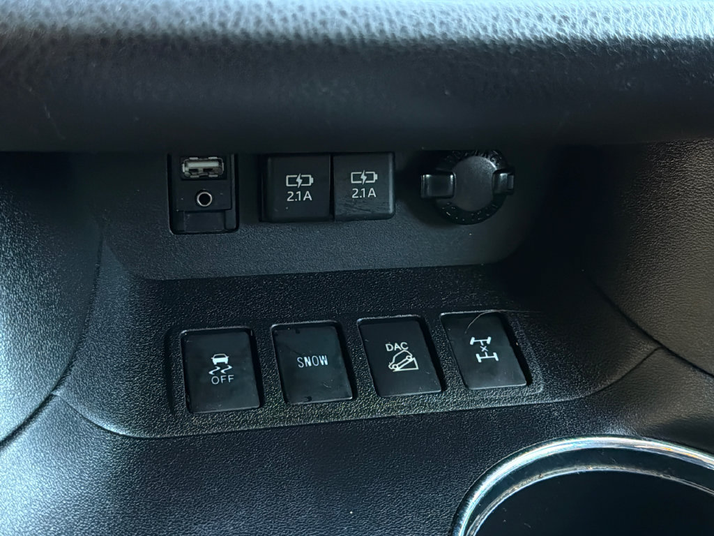 Used 2019 Toyota Highlander LE AWD/4WD image 27