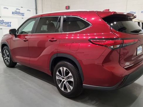 Used 2023 Toyota Highlander XLE FWD image 4