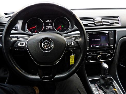 Used 2018 Volkswagen Passat 2.0T R-Line image 17